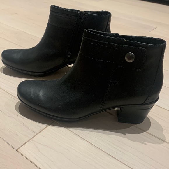 NWT Clarks Booties - Picture 3 of 6